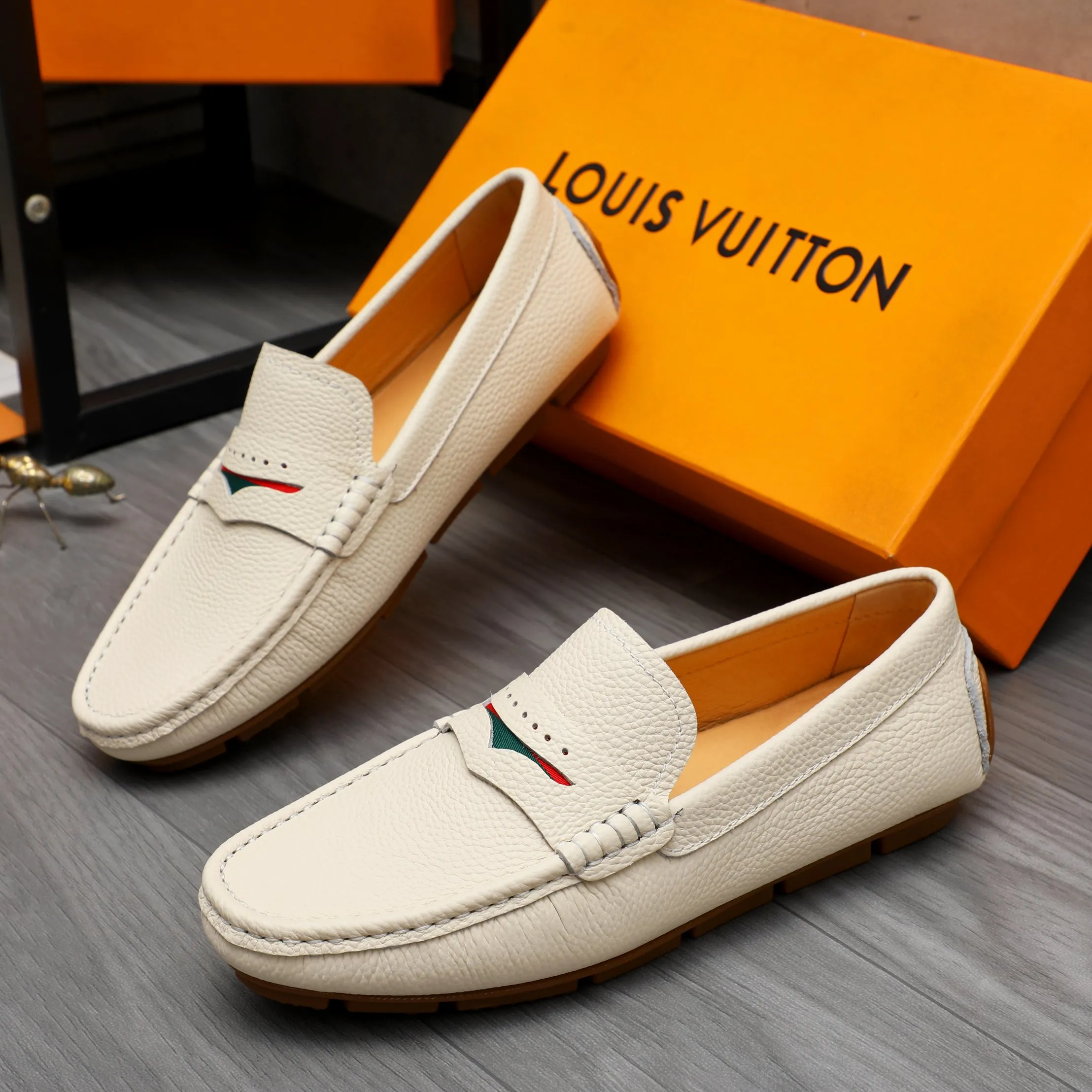 Men's shoes 💰360 Product trademark: LV "Louis Vuitton" casual slip-on men's shoes Regular size: 38-45 Product material: Selected pebbled cowhide upper, pigskin lining, rubber outsole